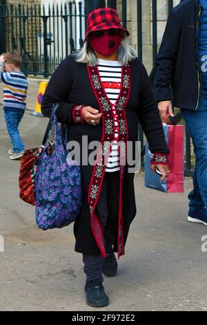 Windsor, Regno Unito, 16 aprile 2020 Castello di Windsor pieno di turisti e preparativi per il Principe Phillip, il Duca di Edimburgo funerale. Credit: JOHNNY ARMSTEAD/Alamy Live News Foto Stock
