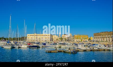 Vista del porto turistico nella città italiana Trani Foto Stock