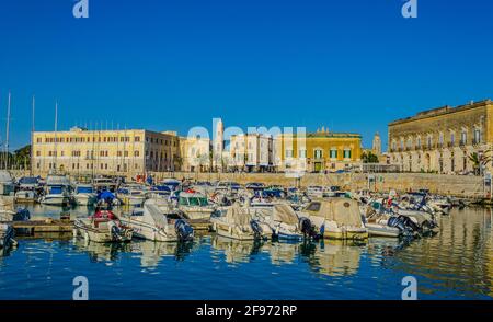 Vista del porto turistico nella città italiana Trani Foto Stock