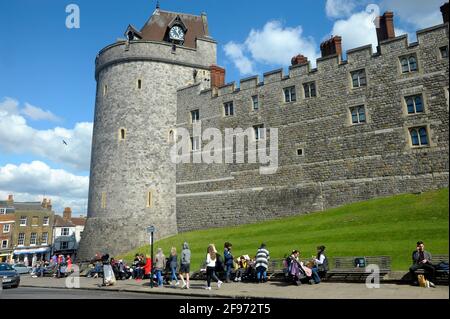 Windsor, Regno Unito, 16 aprile 2020 Castello di Windsor pieno di turisti e preparativi per il Principe Phillip, il Duca di Edimburgo funerale. Credit: JOHNNY ARMSTEAD/Alamy Live News Foto Stock
