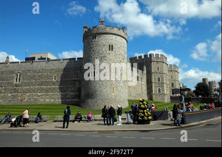 Windsor, Regno Unito, 16 aprile 2020 Castello di Windsor pieno di turisti e preparativi per il Principe Phillip, il Duca di Edimburgo funerale. Credit: JOHNNY ARMSTEAD/Alamy Live News Foto Stock