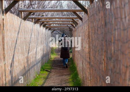 Il fotografo di uccelli camminando in un sentiero e di ritorno a. la casa Foto Stock