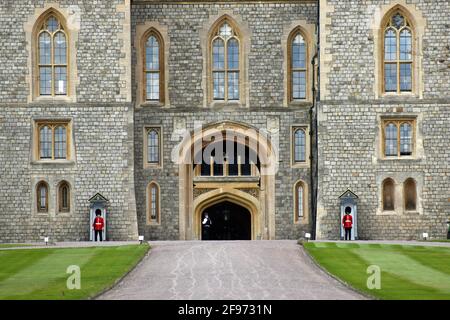 Windsor, Regno Unito, 16 aprile 2020 Castello di Windsor pieno di turisti e preparativi per il Principe Phillip, il Duca di Edimburgo funerale. Credit: JOHNNY ARMSTEAD/Alamy Live News Foto Stock