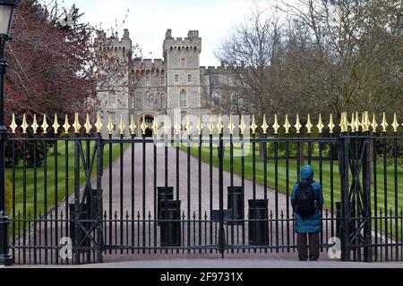 Windsor, Regno Unito, 16 aprile 2020 Castello di Windsor pieno di turisti e preparativi per il Principe Phillip, il Duca di Edimburgo funerale. Credit: JOHNNY ARMSTEAD/Alamy Live News Foto Stock