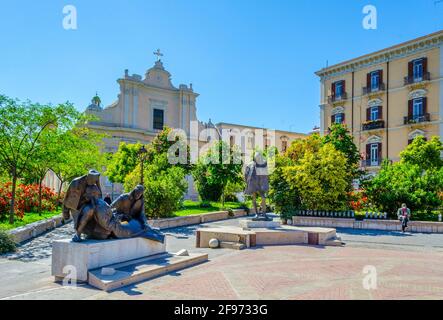 Veduta delle statue di piazza umberto giordano a Foggia. Foto Stock