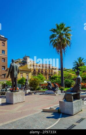 Veduta delle statue di piazza umberto giordano a Foggia. Foto Stock