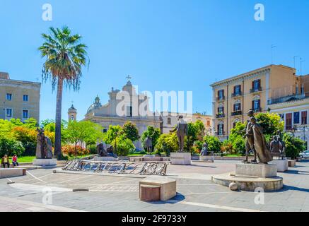 Veduta delle statue di piazza umberto giordano a Foggia. Foto Stock