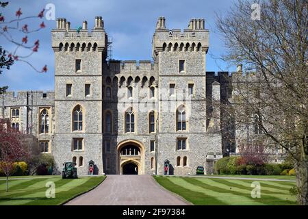 Windsor, Regno Unito, 16 aprile 2020 Castello di Windsor pieno di turisti e preparativi per il Principe Phillip, il Duca di Edimburgo funerale. Credit: JOHNNY ARMSTEAD/Alamy Live News Foto Stock