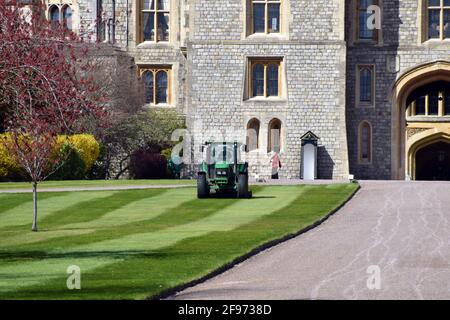 Windsor, Regno Unito, 16 aprile 2020 Castello di Windsor pieno di turisti e preparativi per il Principe Phillip, il Duca di Edimburgo funerale. Credit: JOHNNY ARMSTEAD/Alamy Live News Foto Stock