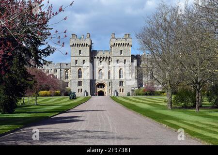 Windsor, Regno Unito, 16 aprile 2020 Castello di Windsor pieno di turisti e preparativi per il Principe Phillip, il Duca di Edimburgo funerale. Credit: JOHNNY ARMSTEAD/Alamy Live News Foto Stock