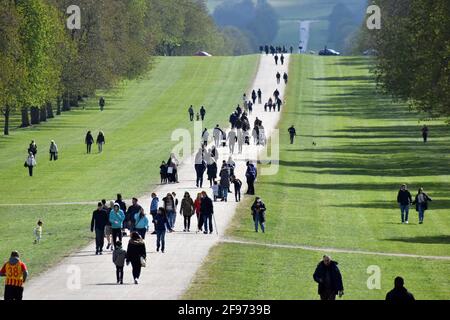 Windsor, Regno Unito, 16 aprile 2020 il Long Walk occupato. Il castello di Windsor è pieno di turisti e di preparativi per il principe Filippo, il duca di Edimburgo funerale. Credit: JOHNNY ARMSTEAD/Alamy Live News Foto Stock