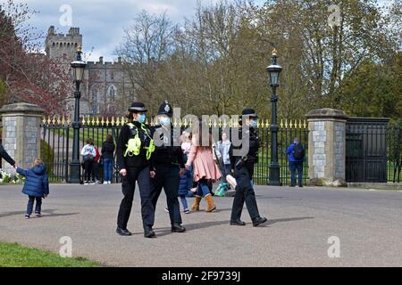 Windsor, Regno Unito, 16 aprile 2020 Castello di Windsor pieno di turisti e preparativi per il Principe Phillip, il Duca di Edimburgo funerale. Credit: JOHNNY ARMSTEAD/Alamy Live News Foto Stock
