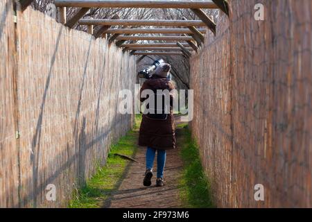 Il fotografo di uccelli camminando in un sentiero e di ritorno a. la casa Foto Stock