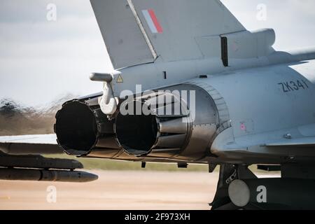 Modern Typhoon Eurofighter aerei da combattimento militari jet stazionari pista con motore in funzione sfocatura termica da afterburner efl2000 Foto Stock