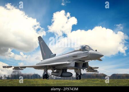 RAF moderno Typhoon Eurofighter militare da combattimento jet aereo da combattimento stazionario pronto per il taxi alla pista per il decollo drammatici missili ad angolo pod carburante Foto Stock