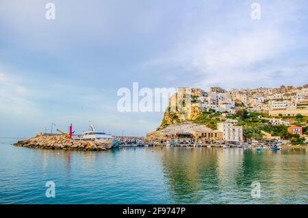 Vista del porto di peschici in Italia. Foto Stock