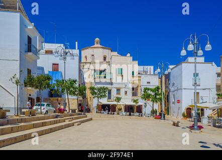 Vista su una piccola piazza a Polignano a Mare. Foto Stock