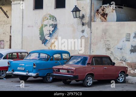 L'AVANA, CUBA - 20 FEBBRAIO 2016: Che Guevara ritratto un edificio di un porto a l'Avana Vieja, Cuba. Foto Stock