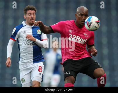 Ewood Park, Blackburn, Lancashire, Regno Unito. 16 Apr 2021. Campionato di calcio inglese della Lega di calcio, Blackburn Rovers contro Derby County; Andre Wisdom di Derby County controlla la palla sotto pressione da Joe Rothwell di Blackburn Rovers Credit: Action Plus Sport/Alamy Live News Foto Stock