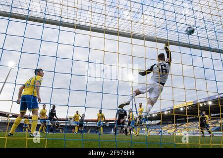 Brunswick, Germania. 16 Apr 2021. Calcio: 2. Bundesliga, Eintracht Braunschweig - SC Paderborn 07, Matchday 29 at Eintracht-Stadion. Il portiere di Braunschweig Jasmin Fejzic devia una palla sopra l'obiettivo. Credito: Swen Pförtner/dpa - NOTA IMPORTANTE: In conformità con le norme del DFL Deutsche Fußball Liga e/o del DFB Deutscher Fußball-Bund, è vietato utilizzare o utilizzare fotografie scattate nello stadio e/o della partita sotto forma di sequenze fotografiche e/o serie fotografiche di tipo video./dpa/Alamy Live News Foto Stock