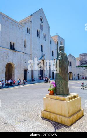 Statua di San Nicola di fronte alla cattedrale di San Sabino a Bari, Italia. Foto Stock