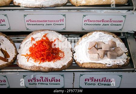 khanom buang thai croccante pancake cibo di strada deserto Foto Stock