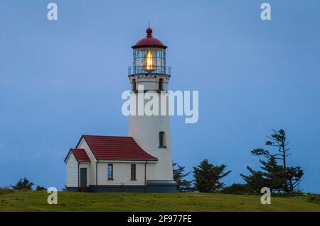 Cape Blanco Faro all'alba; Cape Blanco del parco statale, southern Oregon Coast. Foto Stock