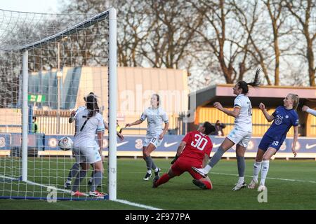 Agnes Beever-Jones di Chelsea raggiunge il crossbar durante la quarta partita della Vitality Women's fa Cup al Kingsmeadow Stadium di Londra. Foto Stock