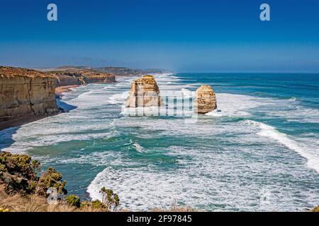 Vista diurna sulla costa selvaggia e frastagliata dei 12 Apostoli nell'Australia Meridionale Foto Stock