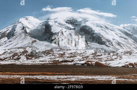 Fotografia aerea dello scenario naturale di Muztagh ATA a Xinjiang, Cina Foto Stock