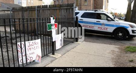 Chicago, Illinois, Stati Uniti. 16 Apr 2021. I memoriali sono visti a W. 24th St. E S. Sawyer Ave. A Chicago, Illinois, dove Adam Toledo, 13 anni, è stato ucciso e ucciso all'inizio di marzo 29 da un ufficiale di polizia di Chicago che lo stava inseguendo lungo il vicolo venerdì 16 aprile 2021. Una pattuglia di Chicago guida oltre i memoriali e nel vicolo Body camera video rilasciato il 15 aprile mostra che Toledo aveva apparentemente gettato la pistola che stava tenendo all'interno della recinzione di stoccaggio del legno nel vicolo. Aveva le mani in su in un gesto di arrendimento quando è stato sparato. (Immagine di credito: © Mark HertzbergZUMA Wire) Foto Stock