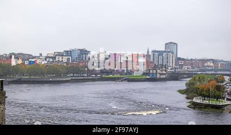 Fiume Shannon come ha passato da Limerick, Irlanda Foto Stock