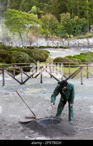 Fumarolas da Lagoa das Furnas per Cozido das Furnas sull'isola di Sao Miguel nelle Azzorre, Portogallo Foto Stock