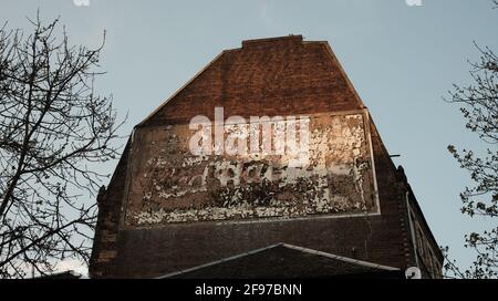 Red Hackle segno, Otago Street. Glasgow Scozia. Cartello "fantasma" dell'annuncio del whisky Foto Stock