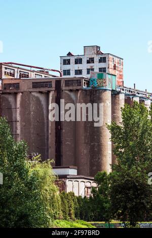 Una sezione del vecchio silo di grano abbandonato, conosciuto come Silo No. 5, vicino a Farine Five Roses, nel Porto Vecchio di Montreal. Montreal, Quebec, Canada. Foto Stock