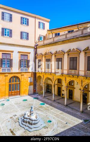 Cortile del Palazzo dei Normanni a Palermo, Sicilia, Italia Foto Stock