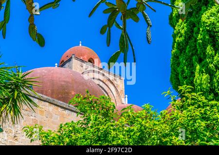 Veduta della Chiesa di San Giovanni degli Eremiti a Palermo, Sicilia, Italia Foto Stock