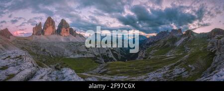 I Drei Zinnen, sono tre picchi distintivi a battimento, nelle Dolomiti Sesto del nord-est Italia. Foto Stock