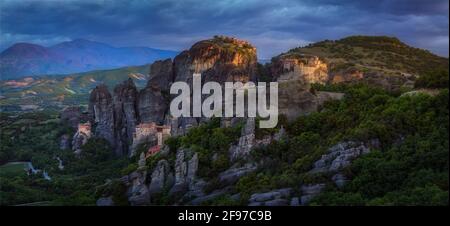 Meteora è una formazione rocciosa nella Grecia centrale che ospita uno dei più grandi e più precipitosamente costruiti complessi di monasteri ortodossi orientali, Foto Stock