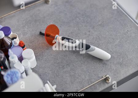 Primo piano degli strumenti dentali. Luce di cura dentale, trattamento Foto Stock