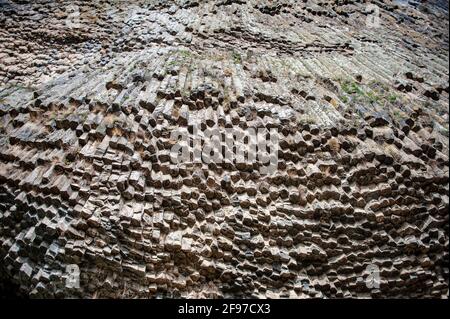 Sinfonia di pietre, una meraviglia naturale mozzafiato nella gola Azar vicino Garni villaggio in Armenia Foto Stock