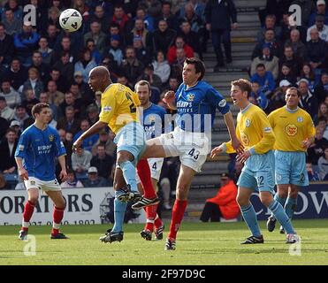 PORTSMOUTH V SHEFF. MER PORTSMOUTH NUOVO SEGNO SVETOSLAV TODEROV È BATTUTO ALLA PALLA DA DANNY MADDIX. PIC MIKE WALKER, 2002 Foto Stock