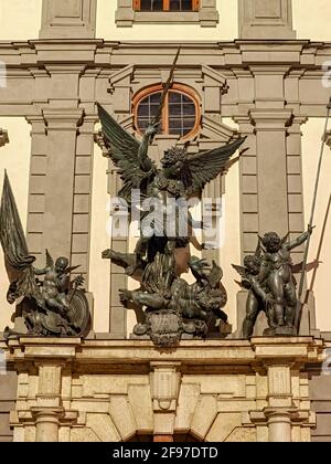 Statua in bronzo dell'Arcangelo San Michele ad Augusta armeria Foto Stock