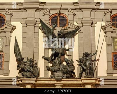 Statua in bronzo dell'Arcangelo San Michele ad Augusta armeria Foto Stock