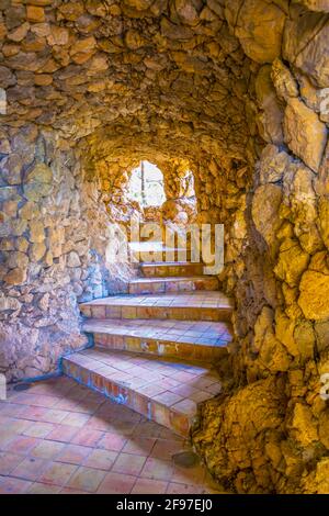 Vista di una grotta artificiale sull'Isola Bella vicino a Taormina, Sicilia, Italia Foto Stock