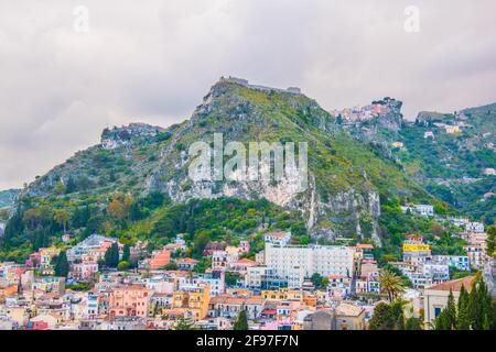 Castello di Taormina si affaccia sulla costa siciliana e sulla città di Taormina, Italia. Foto Stock