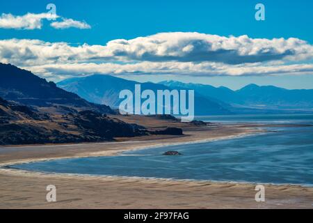 Vista dall'Antelope Island state Park sulle Great Salt Flats dello Utah, Utah, USA Foto Stock