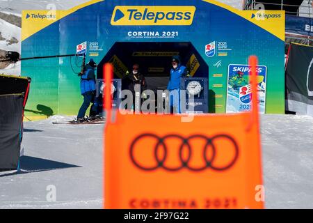 Cortina d'Ampezzo, Italia 13 febbraio 2021: Una visione generale durante i Campionati mondiali di sci alpino FIS discesa delle donne sull'Olimpia delle Tofane C. Foto Stock