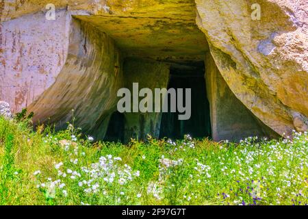 Grotta dei cordari nel Parco Archeologico della Neapolis a Siracusa, Sicilia, Italia Foto Stock