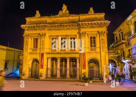 Vista notturna del teatro comunale Vittorio Emanuele di noto, Sicilia, Italia Foto Stock